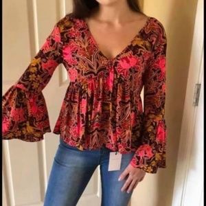 GB (Gianni Bini) flare/ bell sleeve top - like new